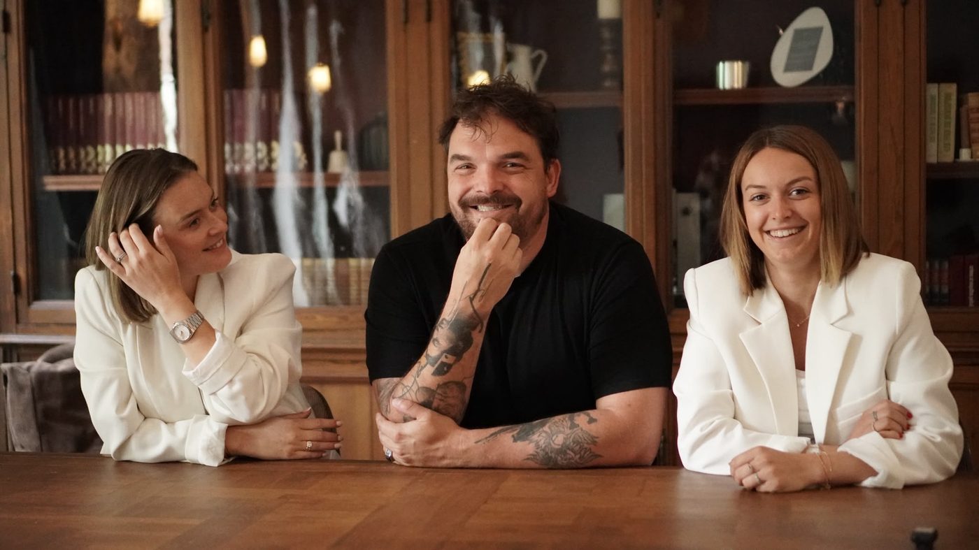 Jérémy Poutot, entouré de Manon et Marie-Amélie, à la table de séance du cabinet
